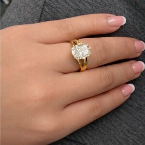Elegant Gold Women's Ring